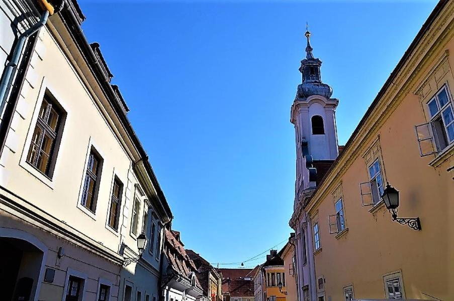 Downtown Apartments Deluxe Győr Eksteriør billede