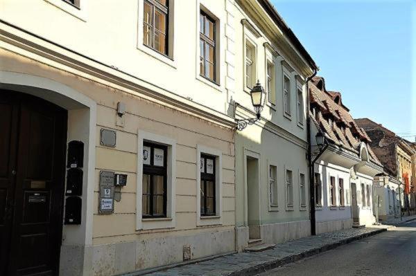 Downtown Apartments Deluxe Győr Eksteriør billede