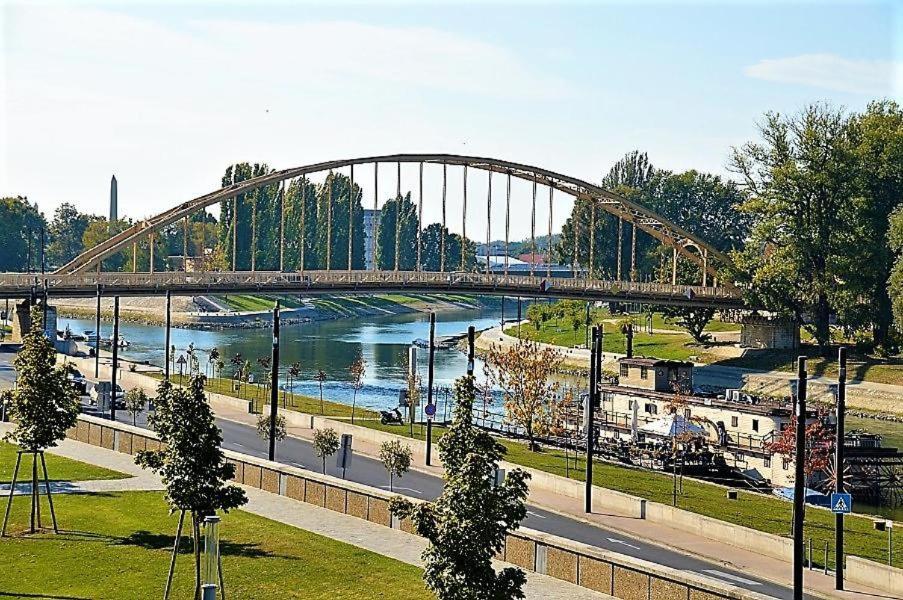 Downtown Apartments Deluxe Győr Eksteriør billede